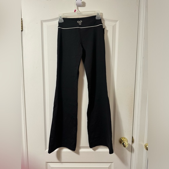 Aritzia TNA flare/wide leg low rise yoga leggings - Picture 3 of 5